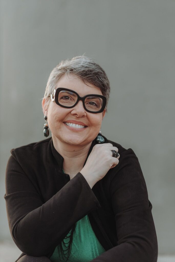 Dra. Myrna Campagnoli sorrindo — médica endocrinopediatra em Curitiba